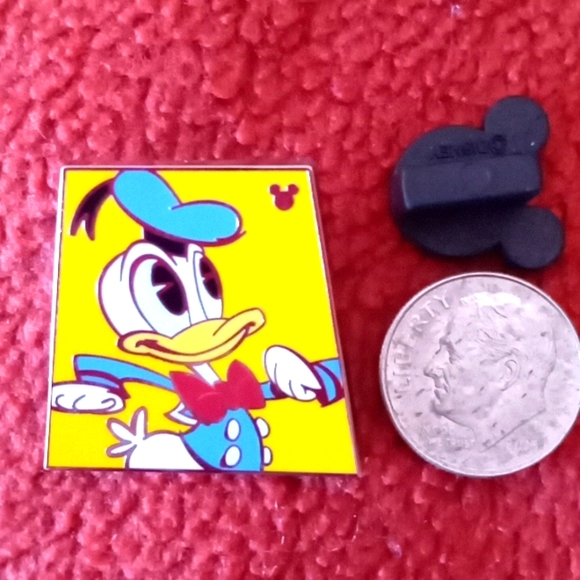DISNEY HIDDEN MICKEY DONALD DUCK PIN - Picture 2 of 3
